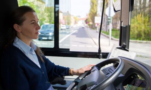 Busfahrerin bei der Arbeit