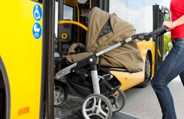 Kinderwaren über Rampe in den Bus