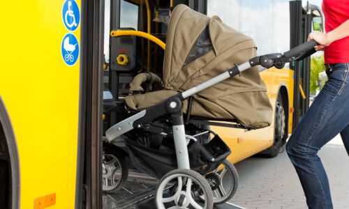 Kinderwaren über Rampe in den Bus