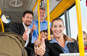 Gäste im Bus mit Daumen hoch