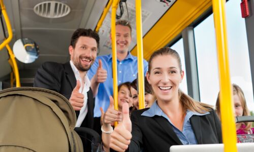 Gäste im Bus mit Daumen hoch