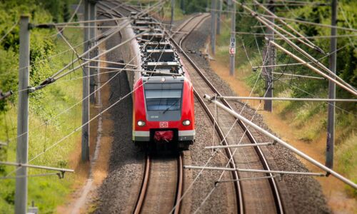 Elektozug der Bahn auf einer Trasse